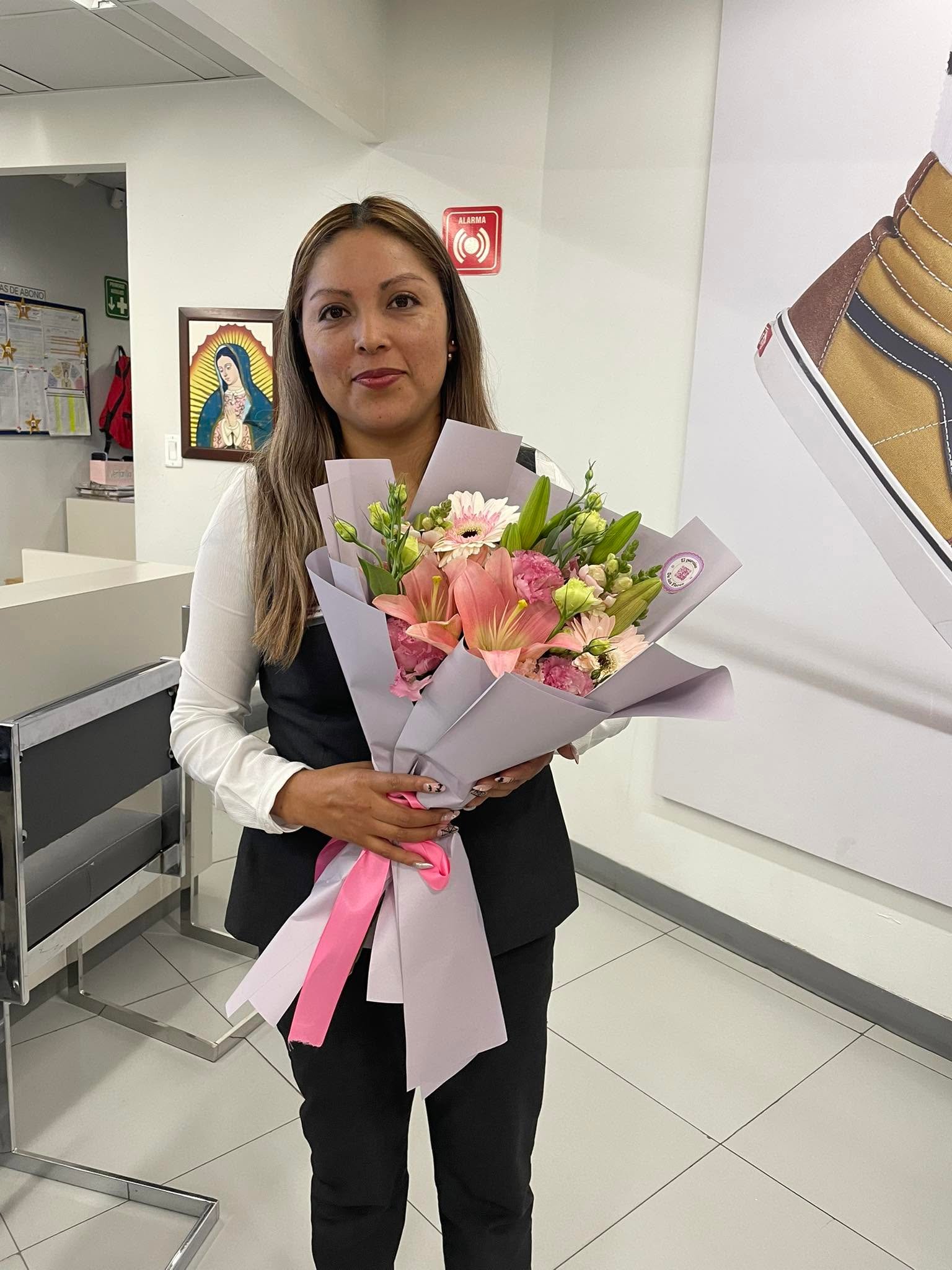 Clienta con ramo floral